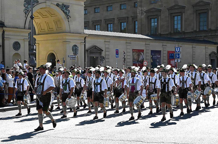 Trachten- und Schützenzug (©Foto: Ingrid Grossmann) 